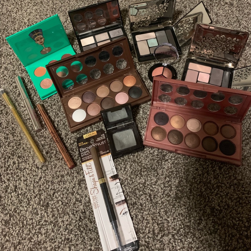 Great eye shadow palettes, lots of variety:)